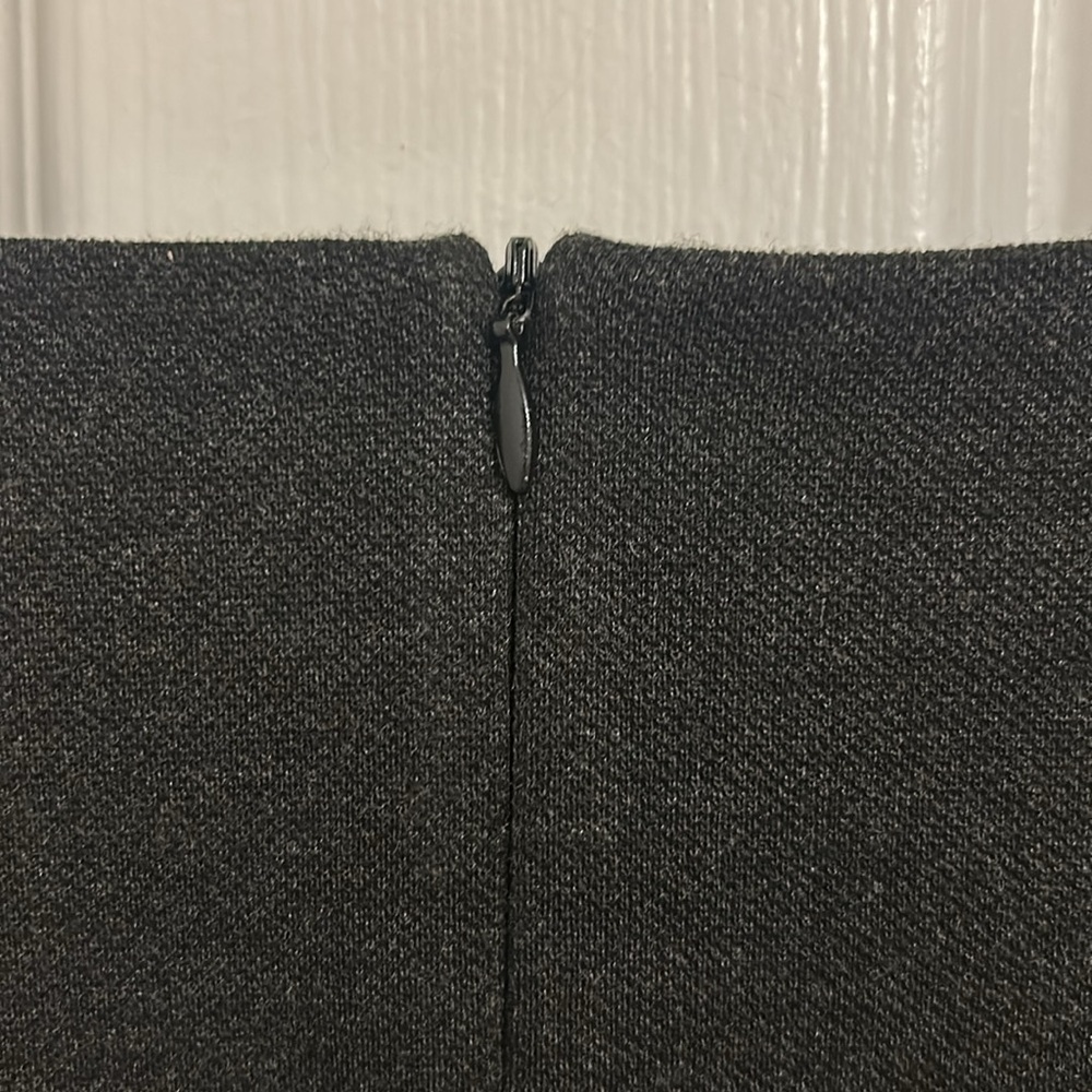 MM Lafleur The Lydia Twisted Strap Ponte Sheath
Dress in Charcoal Grey Size 6 - Picture 9 of 13